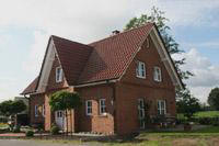 Friesenhaus, Landhaus in Ladbergen im Tecklenburger Land, Sprossenfenster, Holzfenster, Schleppgaube, Verzierungen MW